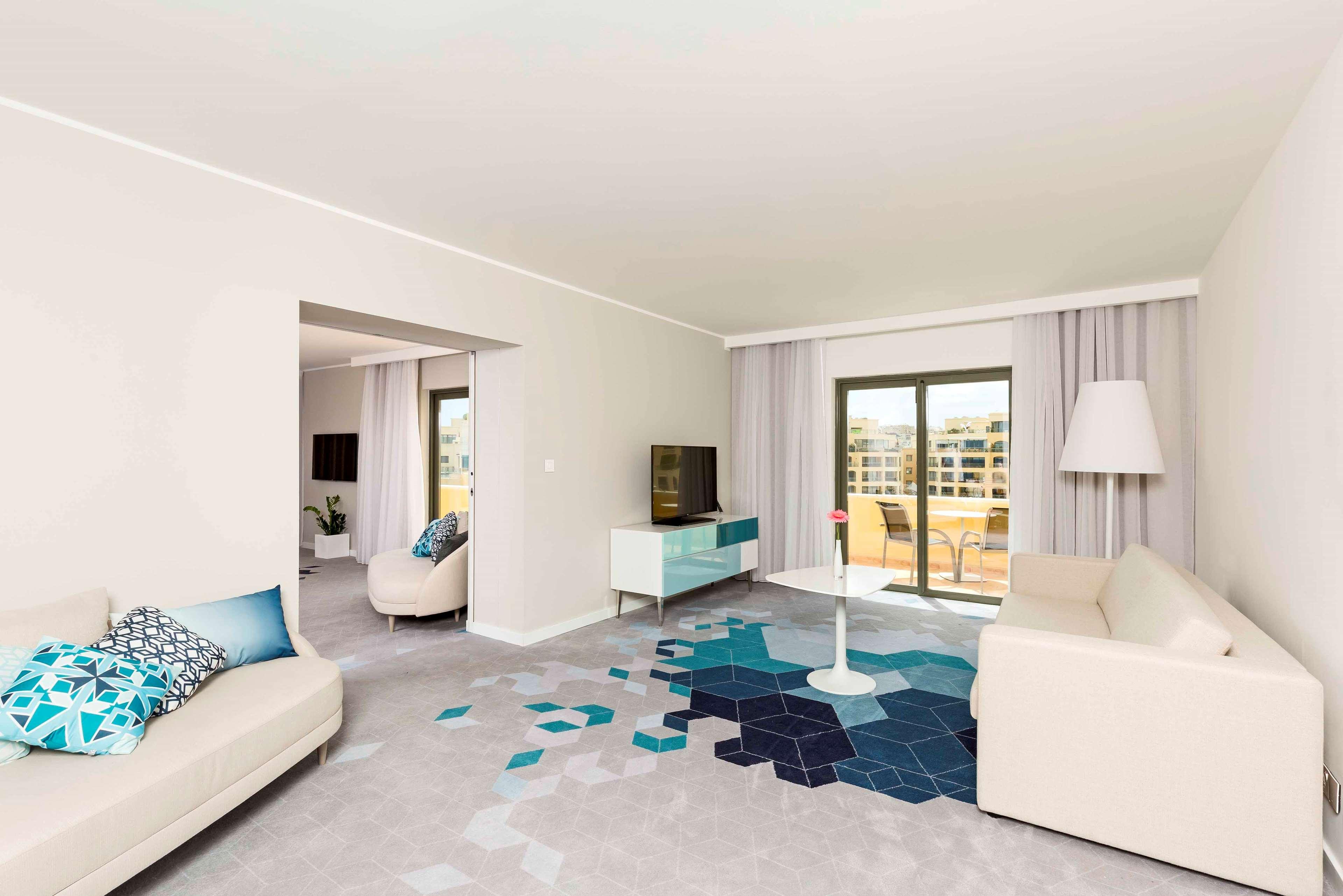 Hotel Hilton Malta San Giuliano Esterno foto A staged living room