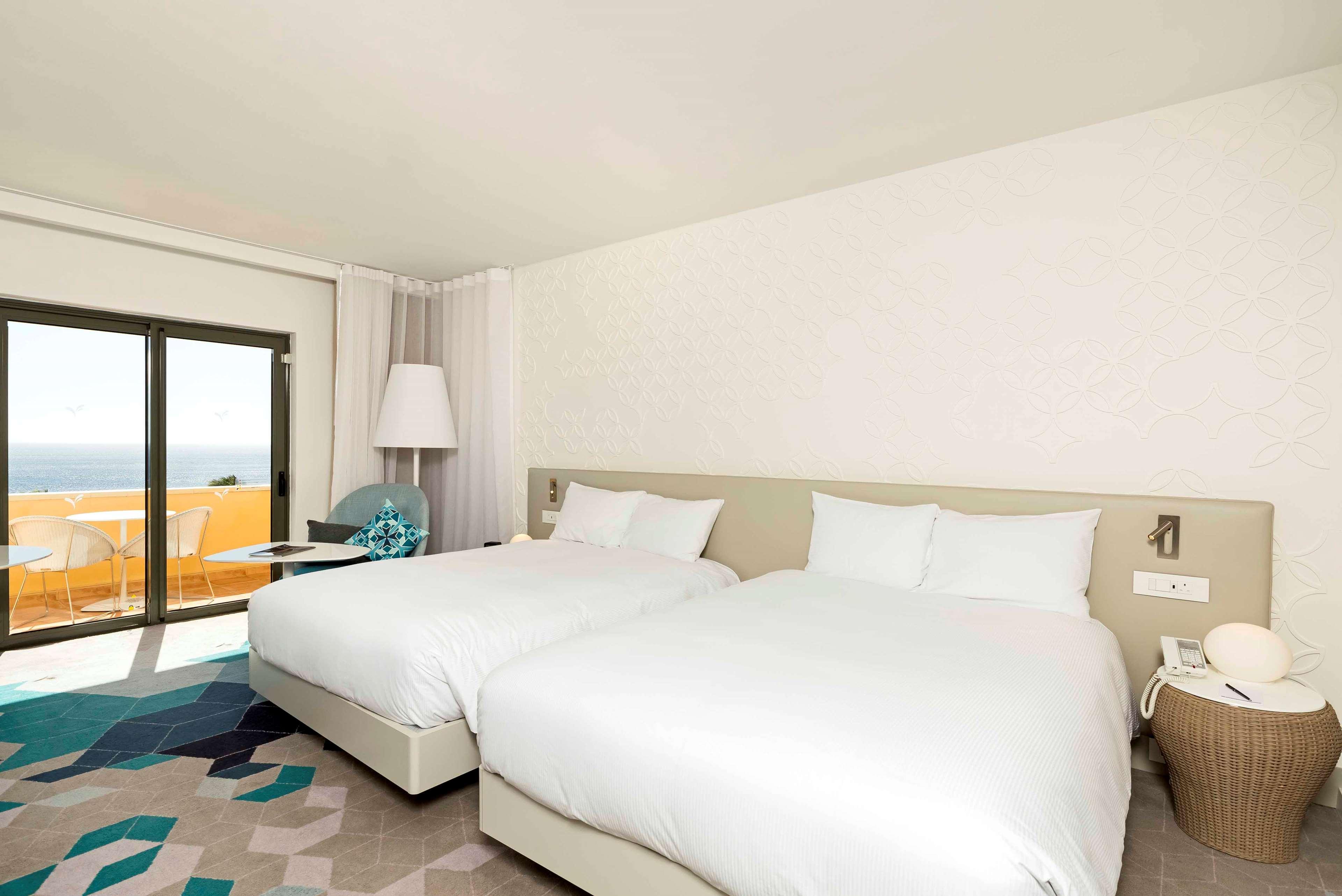 Hotel Hilton Malta San Giuliano Esterno foto A room at the hotel