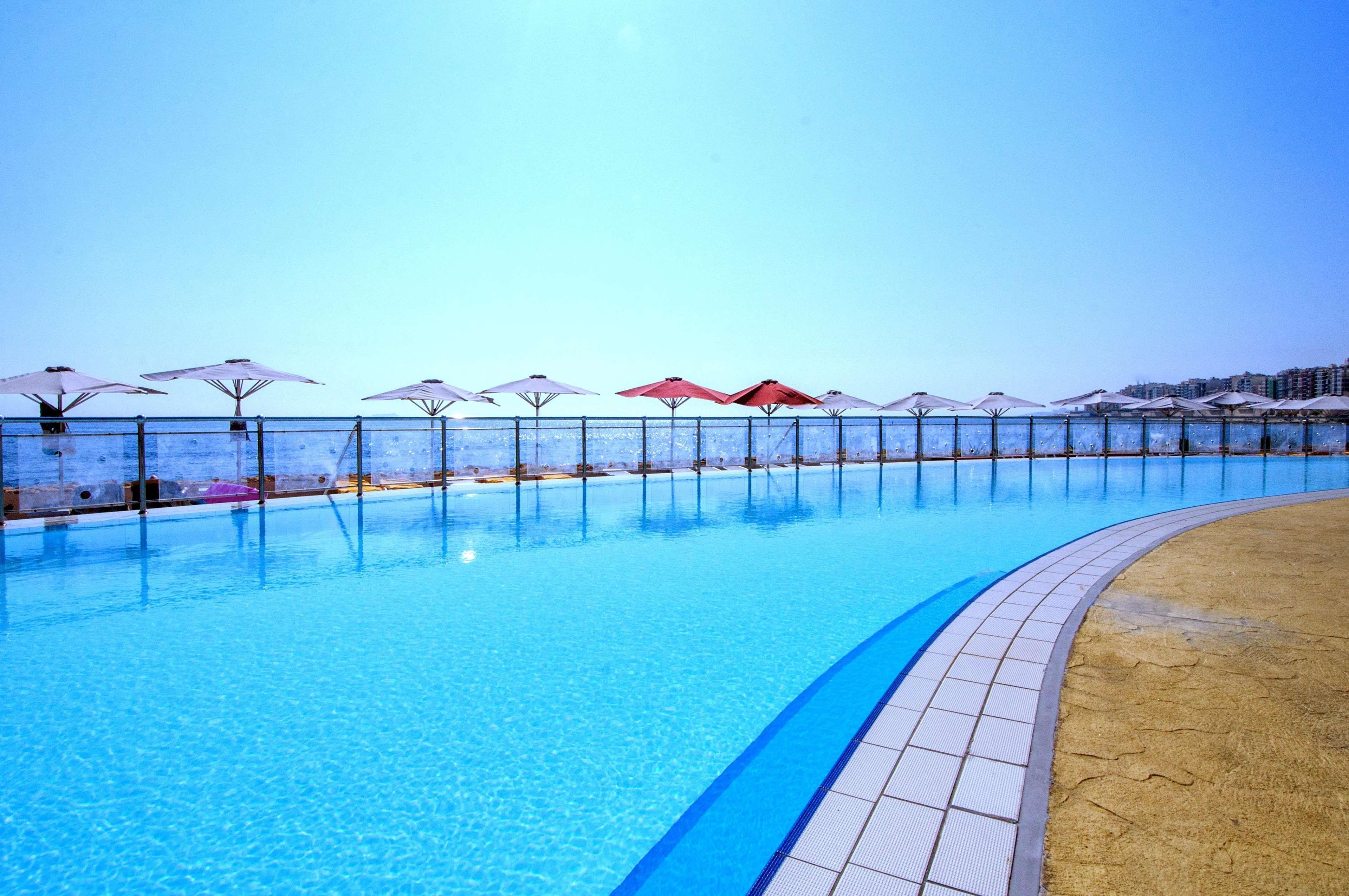 Hotel Hilton Malta San Giuliano Esterno foto The pool at the hotel