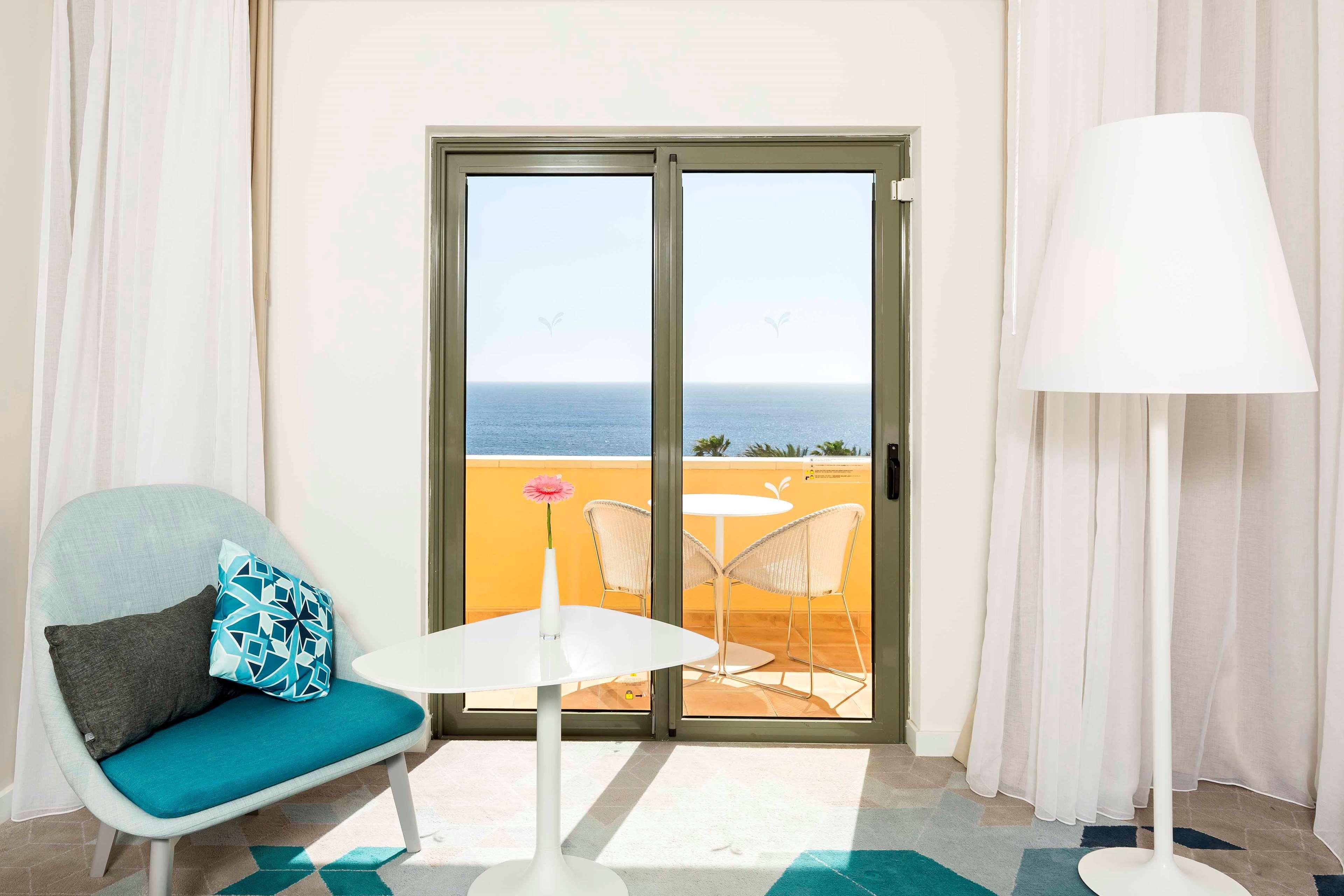 Hotel Hilton Malta San Giuliano Esterno foto A sliding door