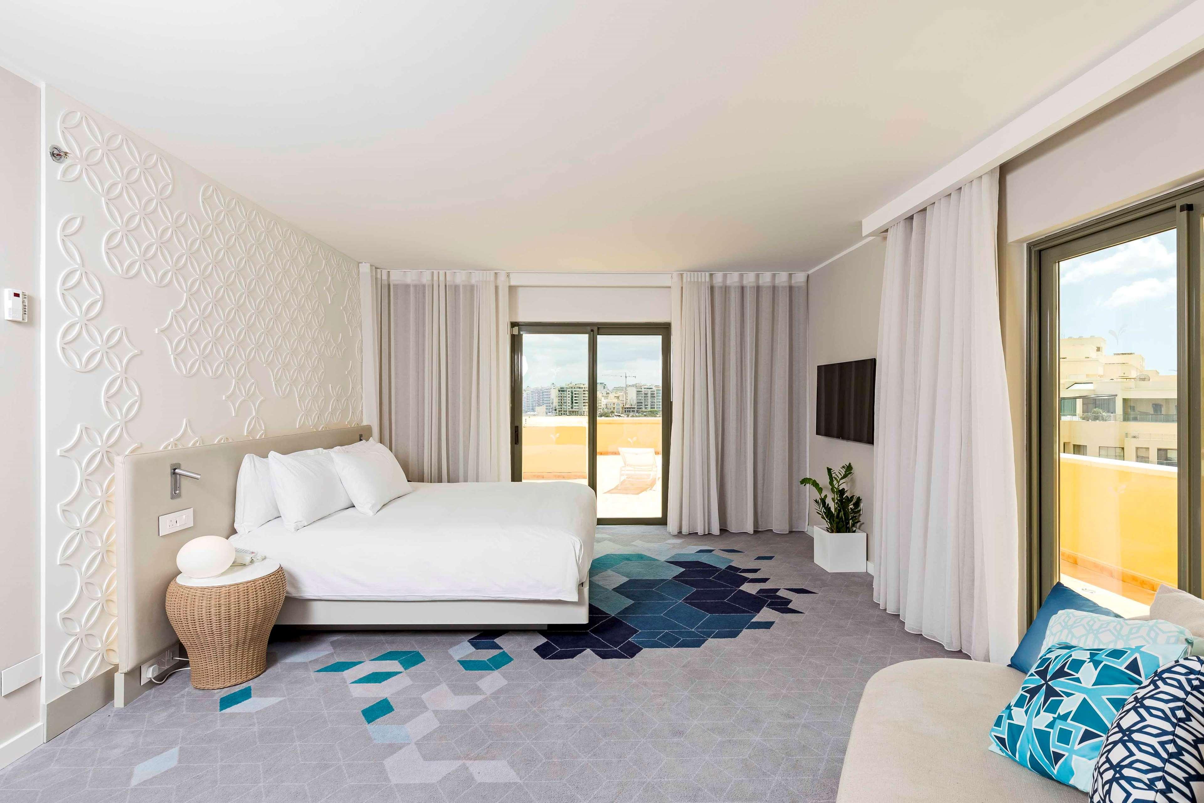 Hotel Hilton Malta San Giuliano Esterno foto A bedroom at the hotel