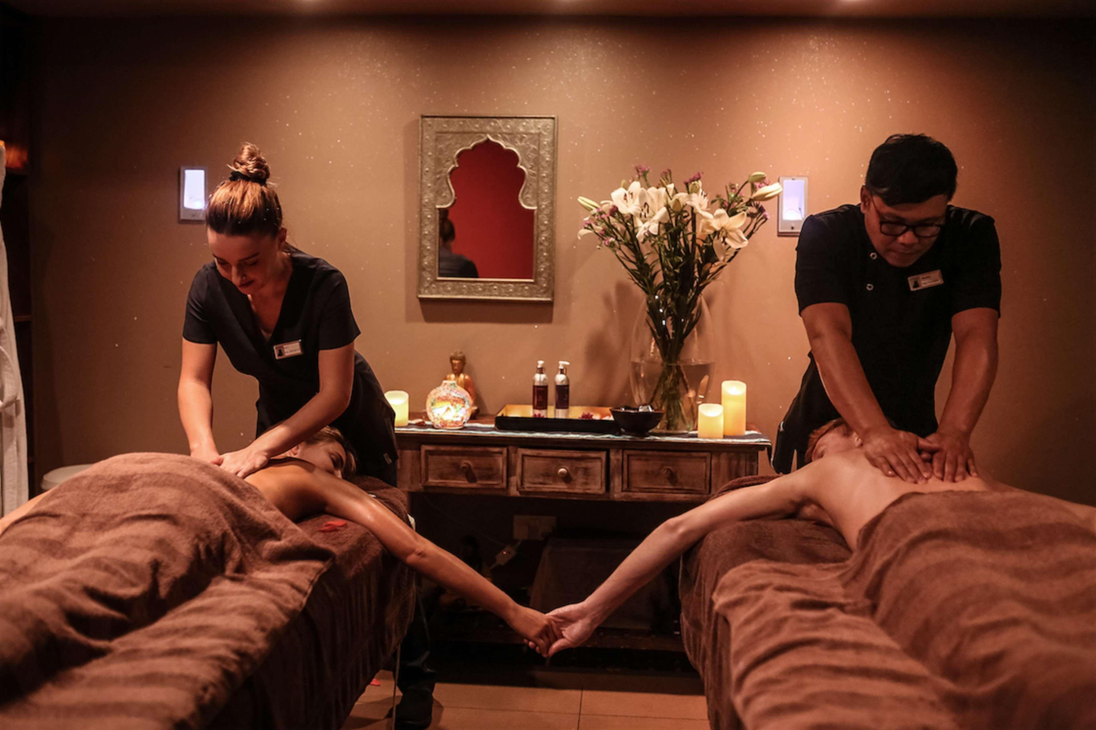 Hotel Hilton Malta San Giuliano Esterno foto Massage therapists at work