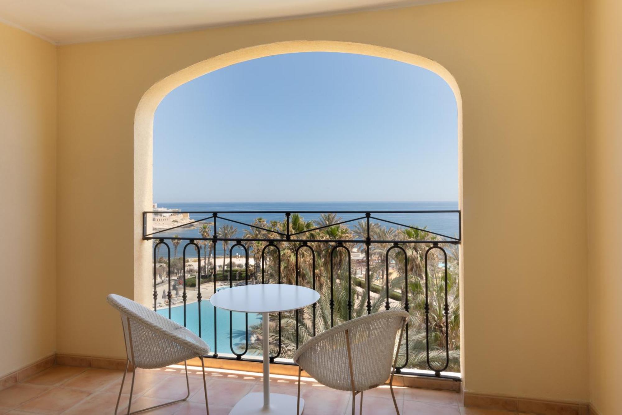 Hotel Hilton Malta San Giuliano Esterno foto A balcony