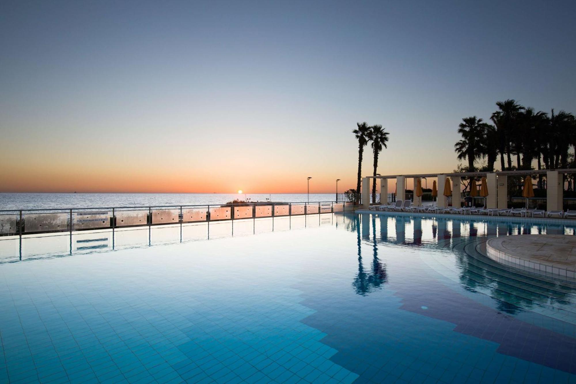 Hotel Hilton Malta San Giuliano Esterno foto